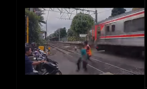 bocah tertabrak kereta api