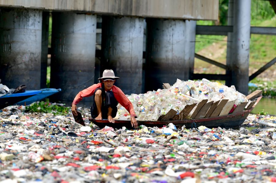 Sampah Penuhi Sungai Citarum Kiriman dari Kota dan Kabupaten Bandung