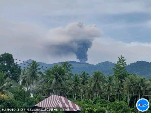 Gunung Dukono Erupsi