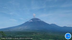 Gunung Semeru Erupsi