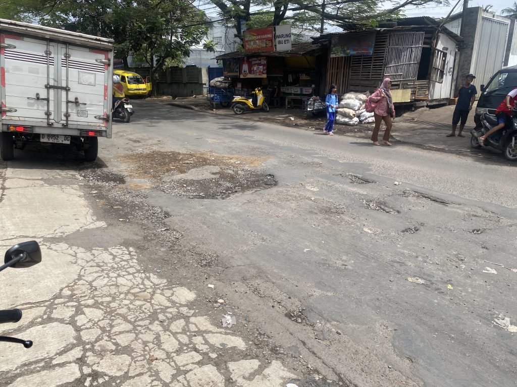 Jalan Caringin Kota Bandung Rusak