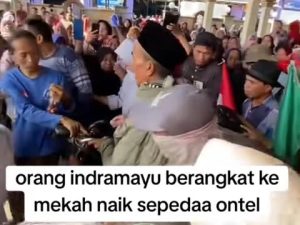 Pria Indramayu Haji naik sepeda