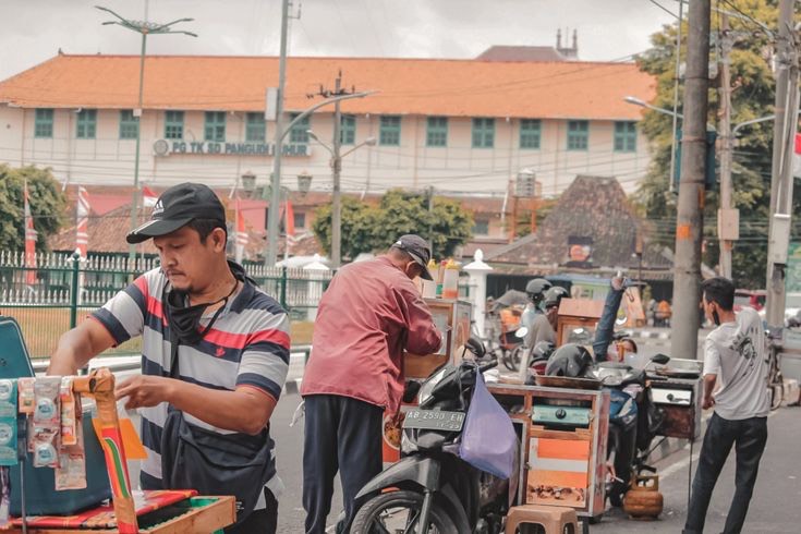 Satpol PP Kota Bandung Sisir Zona Merah PKL dan Tempat Ramai