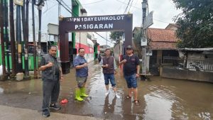 Kadisdik Kabupaten Bandung, Enjang Wahyudin meninjau langsung beberapa sarana pendidikan yang terendam banjir Minggu (9/3/2025).