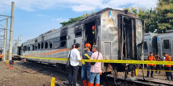 GERBONG KERETA API TUGU Yogyakarta kebakaran