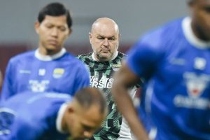 Bojan Hodak Akui Keputusannya Jadikan Permainan Persib Berantakan