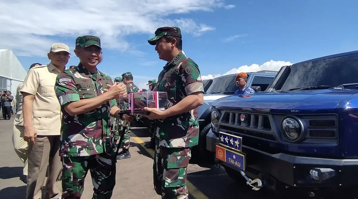 Menhan Serahkan 700 Maung MV3 Buatan Pindad di Lanud Husein