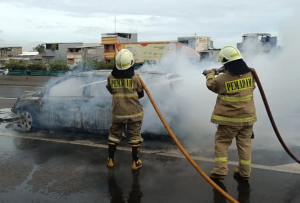 Mobil terbakar di Penjaringan