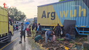 Warga Berebut Telur usai Kecelakaan Pikap dan Truk, HP Kernet yang Meninggal Hilang