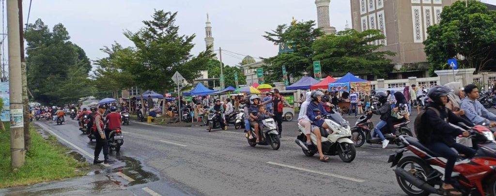 Satpol PP Kabupaten Tasikmalaya Perbolehkan PKL Berjualan di Depan Masjid Agung Baitulrahman