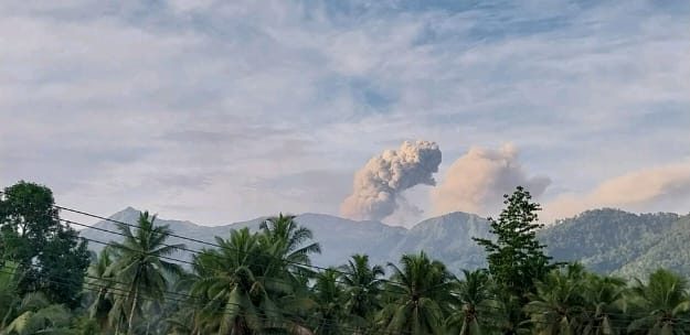 Gunung Dukono Erups