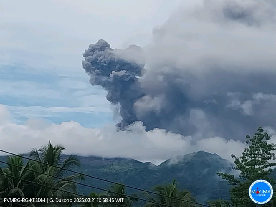 Gunung Dukono Kembali Erupsi Kolom Abu 1 Km dari Puncak
