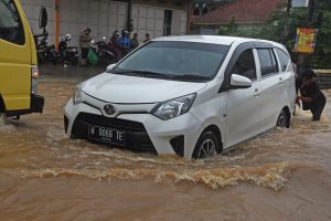 banjir mobil