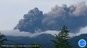 Gunung Dukono Meletus