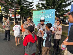 Polres Tasikmalaya Bagikan Takjil Gratis