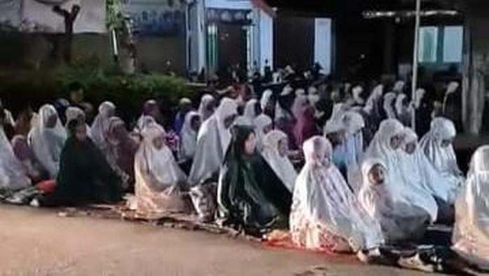 salat tarawih pinggir jalan