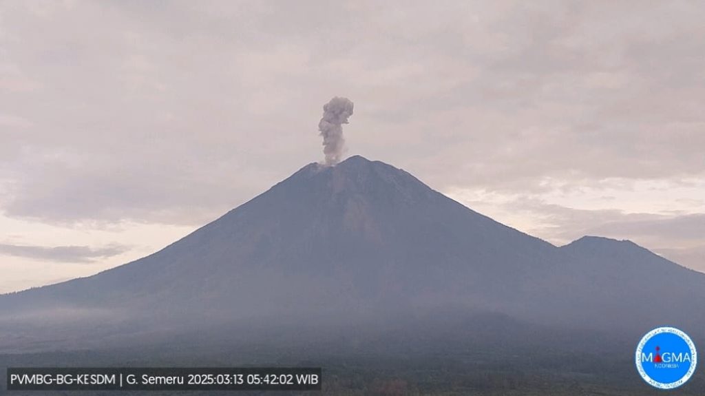 Gunung Semeru Erupsi