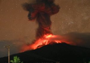 Disertai Dentuman Keras, Gunung Lewotobi Laki-laki Erupsi, Kolom Abu 4 Km