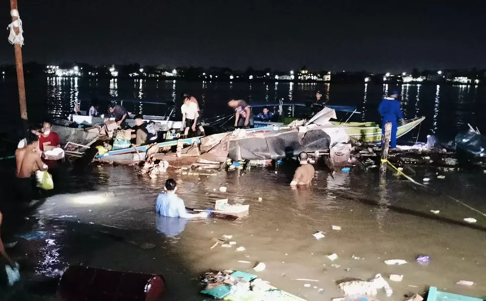 Perahu Tradisional Pengangkut Sembako Meledak di Pelembang