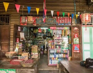 Warung Sederhana dengan Semangat Besar, Kisah Sukses Bu Desi di Bandung