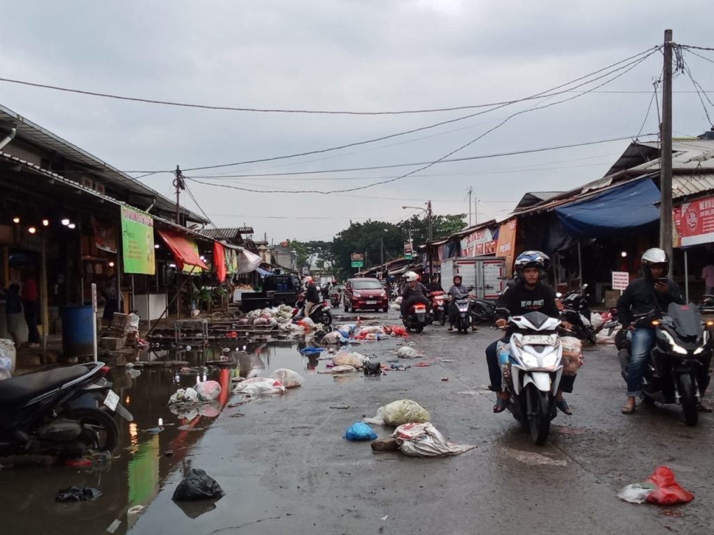 Pedagang Pasar Gedebage Keluhkan Banjir dan Sampah Berserakan Usai Hujan