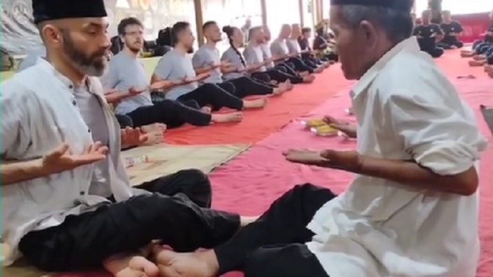 Bule Eropa belajar silat Cimande