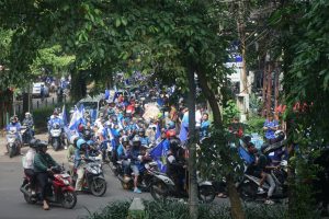 Ribuan Bobotoh Berbondong-Bondong Padati Gedung Sate 