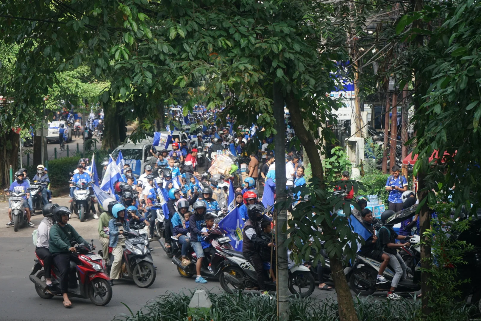 Ribuan Bobotoh Berbondong-Bondong Padati Gedung Sate 
