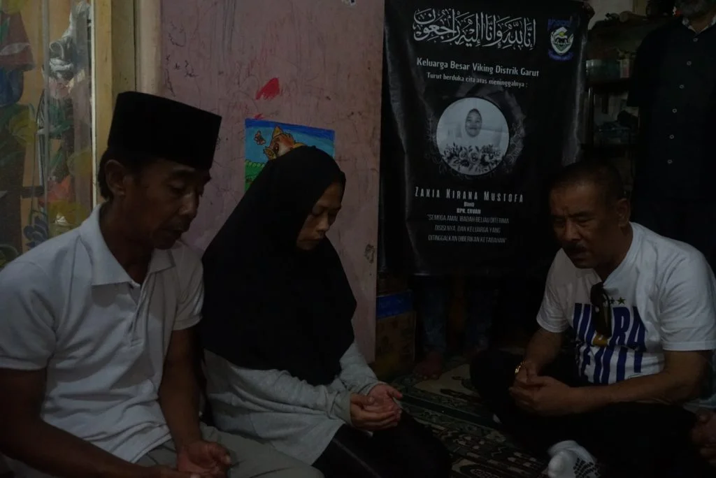 Umuh Muchtar Sambangi Rumah Duka Dua Bobotoh Asal Garut Yang Tewas Dalam Kecelakaan