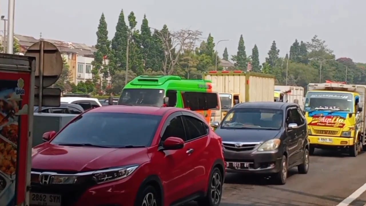 Hari Raya Waisak 2025, Antrean Kendaraan dari Jakarta Mulai Padati Gerbang Tol Pasteur, Antrean Sekitar 1 Kilometer