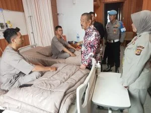 Jenguk Korban, Umuh Muchtar Sesalkan Flare dan Petasan di Stadion GBLA 