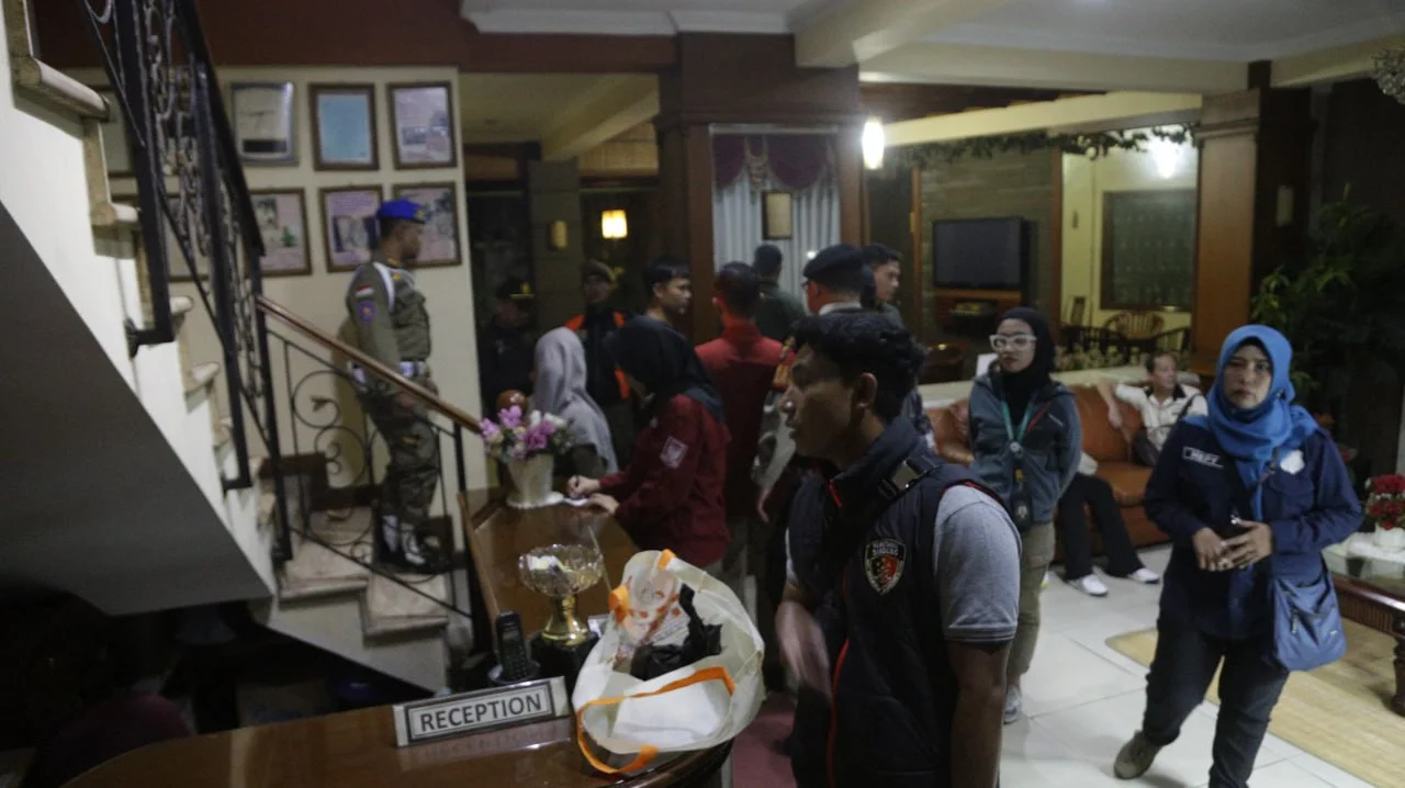 Satpol PP Amankan 17 Orang Asusila dan 213 Botol Minol Disita