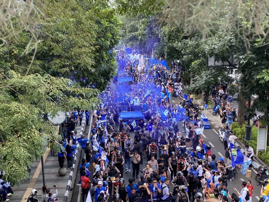Persib Juara Liga 1 2025, Warga Jawa Barat Tumpah Ruah ke Jalanan Sambut Pawai Kemenangan