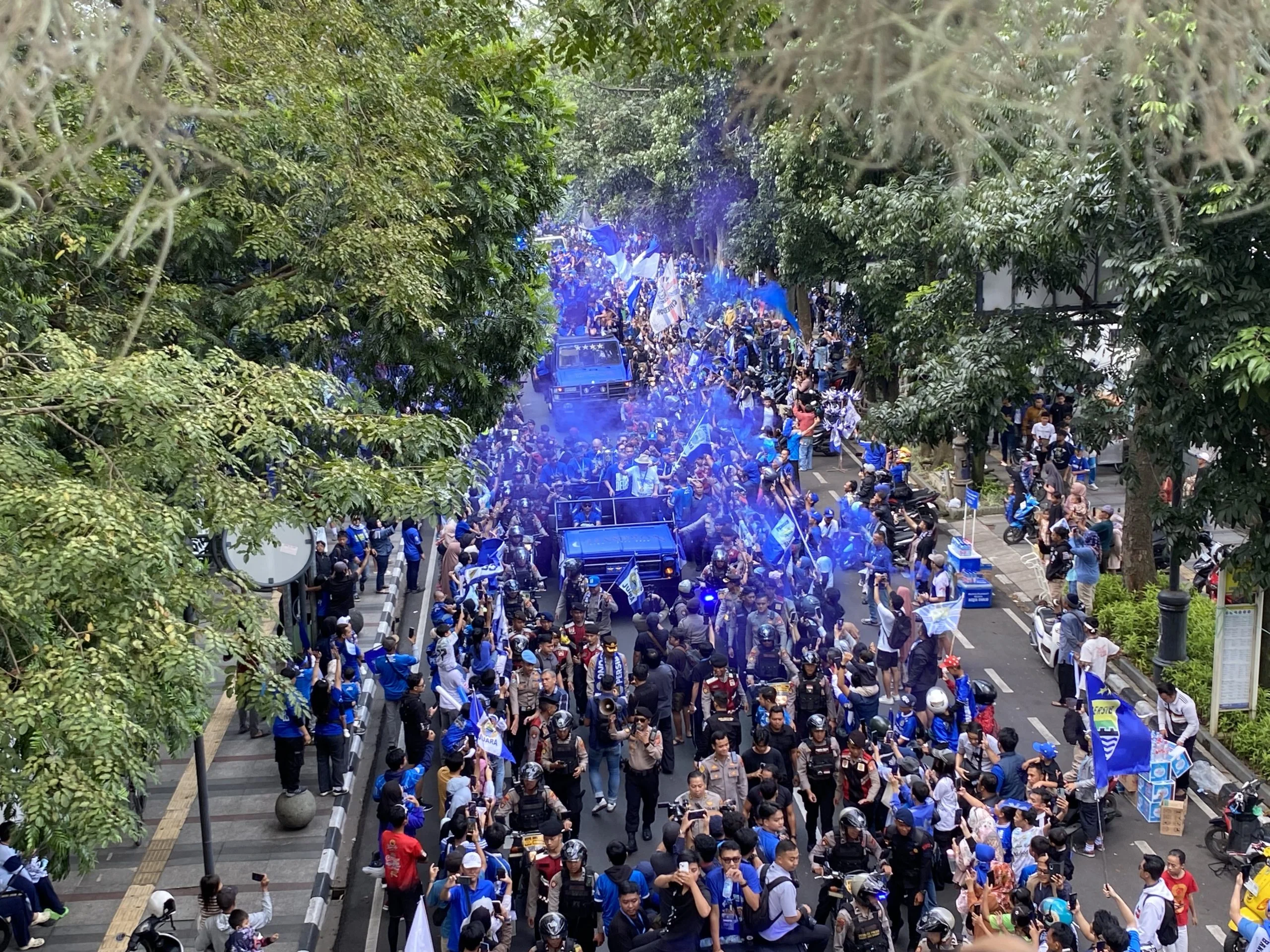 Persib Juara Liga 1 2025, Warga Jawa Barat Tumpah Ruah ke Jalanan Sambut Pawai Kemenangan