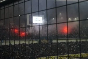 Kecewa Dengan Banyaknya Petasan dan Flare, Bojan Hodak: Dia Datang Untuk Dirinya Sendiri  