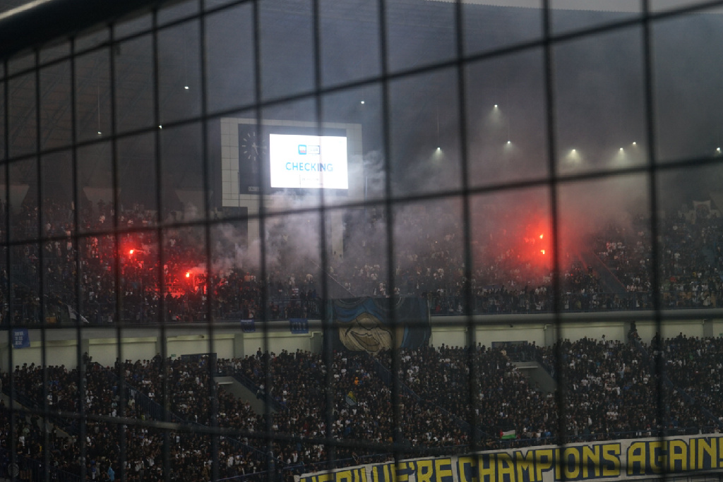 Kecewa Dengan Banyaknya Petasan dan Flare, Bojan Hodak: Dia Datang Untuk Dirinya Sendiri  