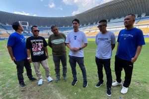 Kerusakan Stadion Gelora Bandung Lautan Api (GBLA), Kota Bandung usai perayaan gelar juara Persib rupanya menjadi perhatian Viking Persib Club (VPC). Kegaduhan di media sosial membuat VPC gerah dan langsung turun tangan untuk membantu perbaikan kerusakan tersebut. Ketua Umum VPC, Tobias Ginanjar mengungkapkan bahwa perbaikan kerusakan Stadion GBLA memang memerlukan biaya yang tidak sedikit. Oleh karenanya VPC mengambil langka dengan menyumbangkan uang donasi dari kas organisasi sebesar Rp. 33 juta. Tobias juga melanjutkan, VPC juga membuka donasi kepada publik yang ingin turut serta memperbaiki Stadion GBLA. Baginya Stadion berkapasitas 38.000 kursi ini patut dijaga semua pihak karena sudah menjadi identitas dari sepak bola Bandung dan Jawa Barat. "Karena ini sudah terlalu gaduh di sosmed, saling menyalahkan, takutnya mengangu kebahagiaan euforia juara kemarin, makanya kita berinistif untuk menyudahi kegaduhan ini saling memaafkan, sektang kita lihat kedepan sekrsng GBLA rusak dan perbaikannya bukan nominal yang kecil. Kita dari Viking berinisiatif merigankan. Kita dari Viking sudah mengawali," jelas pria yang karib disapa Tobi itu. Tobi juga mengajak semua pihak untuk turun tangan dengan berdonasi ke nomor rekening resmi VPC yang akan dirilis dalam waktu dekat ini. VPC nantinya akan melakukan laporan secara terbuka di sosial media terkait besaran donasi yang diterima dalam setiap harinya. Ia pun melanjutkan, donasi ini diharapkan bisa meringankan Persib dalam memperbaiki kerusakan di Stadion GBLA. "Kita awal 33 juta dari uang kas. Nanti di media sosial kita akan di-up juga, jika ada bobotoh yang nambah nambah, silahkan. Mudah-mudahan dengan itu GBLA cantik kembali. Kita nanti siapkan rekening setiap jam 19.33 kita umumkan jumlahnya berapa. Kita akan buka selama seminggu kita akan kasihkan ke Persib," jelasnya.