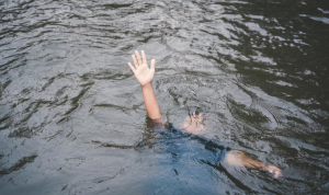 Mahasiswa Loncat ke Sungai