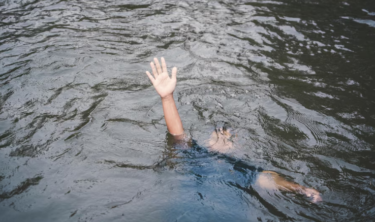 Mahasiswa Loncat ke Sungai