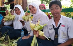 Pelajar Depok lomba nganyam ketupat - Dok Berita Depok