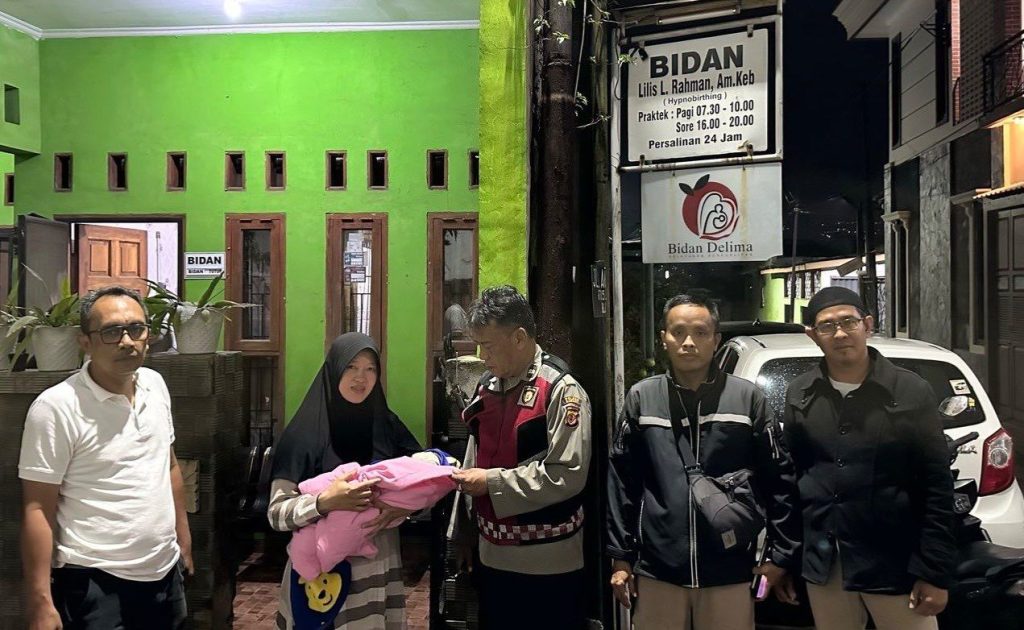 Penemuan bayi dalam kardus
