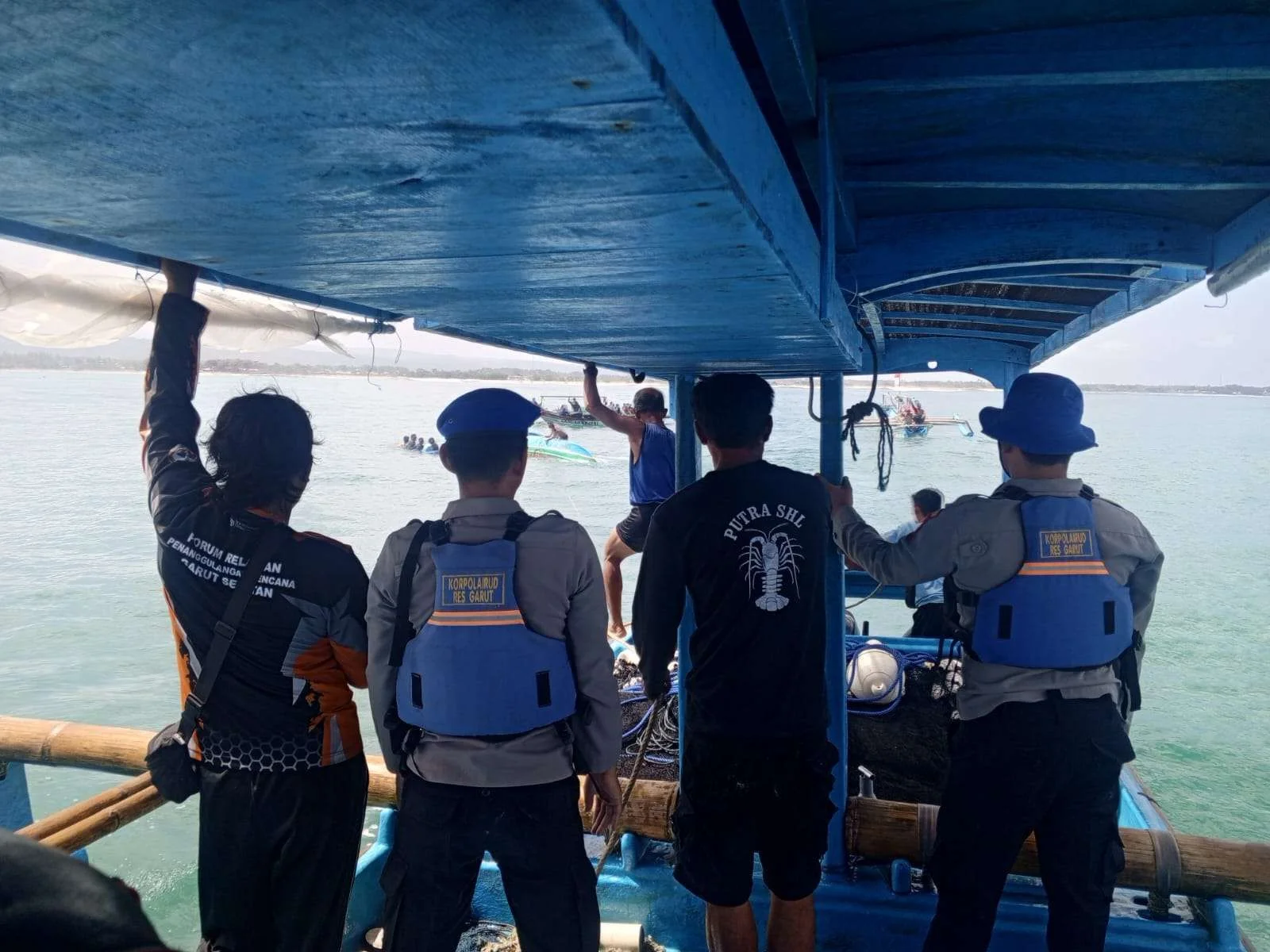 Perahu Tergulung Ombak Besar, Sat Pol Airud Polres Garut Berhasil Evakuasi 10 Nelayan