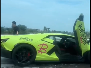 Supercar Lamborghini Tabrak Pembatas Jalan dan Mobil di Tol Jombang