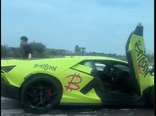 Supercar Lamborghini Tabrak Pembatas Jalan dan Mobil di Tol Jombang