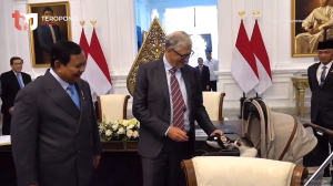 Momen Bill Gates Beri Hadiah Boneka ke Bobby Kertanegara Kucing Milik Presiden Prabowo