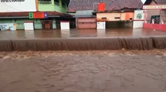 Anak Sungai Cisunggala Meluap, Ruas Jalan Solokan Jeruk Terendam