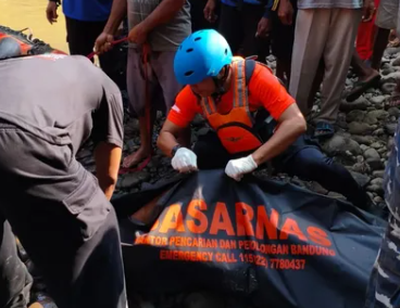 Tim SAR Gabungan Evakuasi 1 Orang Tenggelam di Sungai Cimanis Kabupaten Cirebon