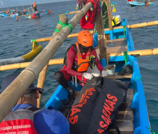 Tim SAR Gabungan Evakuasi Kecelakaan Kapal Perahu Nelayan Saindung Sabapa 59 Terbalik di Perairan Cikakap