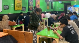 Ayam Penyet Sambal Ijo Ma Imin 1: Dari Gerobak ke Ruko, MenjadiPelopor Sambal Ijo di Kopomas