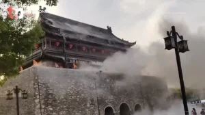 Detik-detik Runtuhnya Atap Bangunan Berumur 650 Tahun di China, Nyaris Timpa Wisatawan